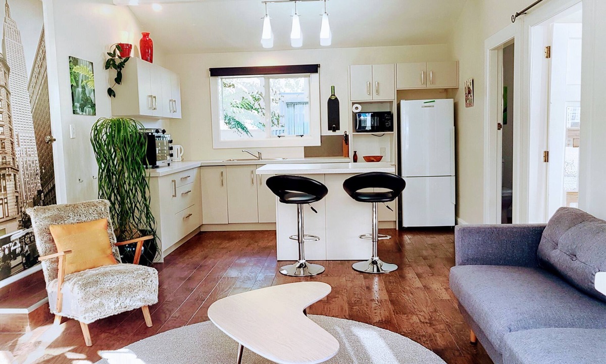 Palmerston North Apartment | 1 bedroom Unlimited WiFi. O.S.P. 5 min walk to city. Private coded entrance.