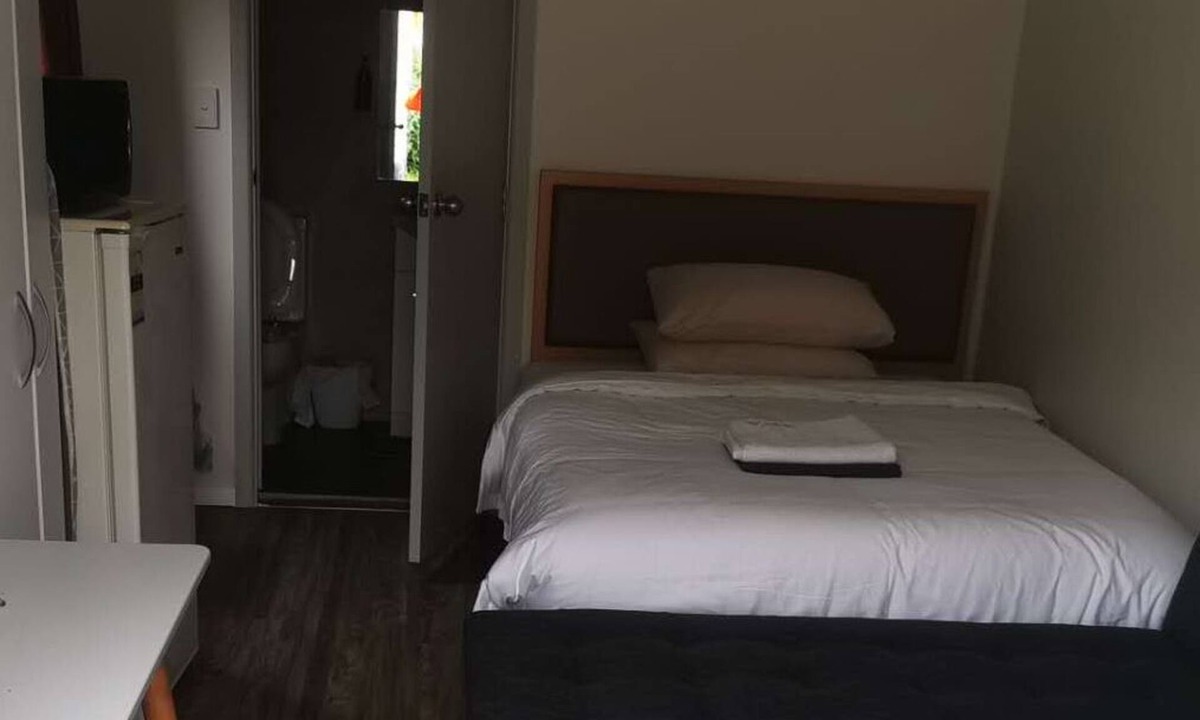 Mount Albert Ski Chalet | 1 Double and 1 sofa bed Garden Chalet B