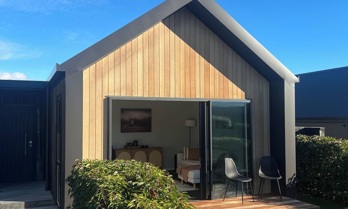Kawarau Falls Apartment | 10 minutes from airport - a modern & stylish retreat