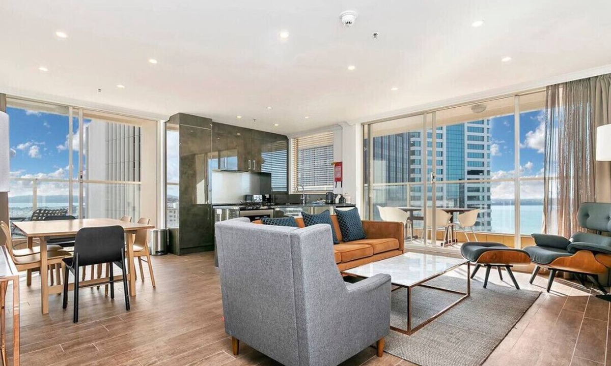Auckland Central Business District Apartment | 18th Floor 180-Degree Views 2 Bed 2 Bath Parking