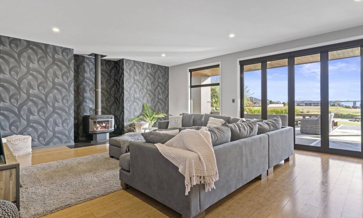 Huntingdon House | 2BR Relax at Lake Hood Luxury Canal Home with Jetty