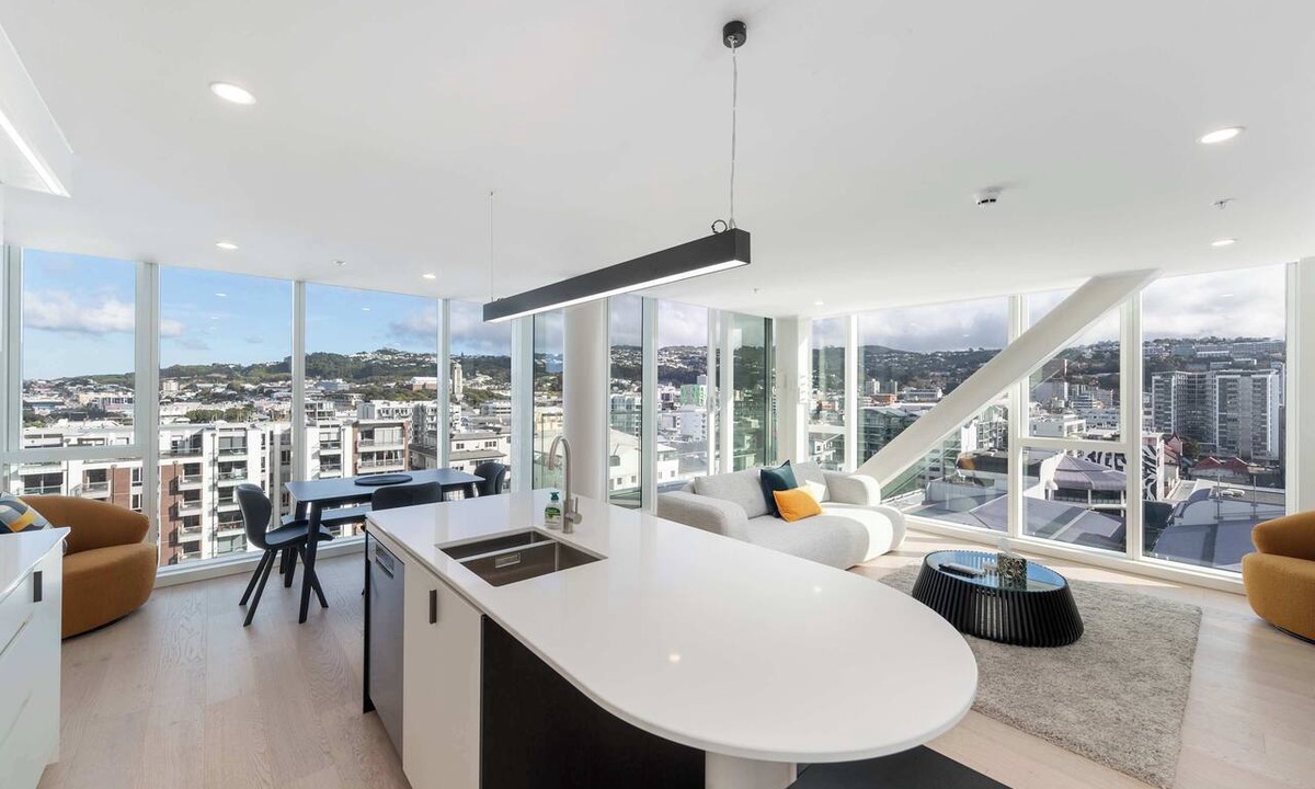 Te Aro Apartment | 2BR Skyline Views - Cozy HydeLane Stay w Amenities