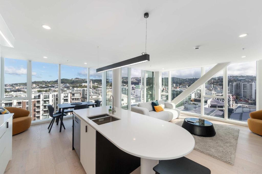 Te Aro Apartment | 2BR Skyline Views - Cozy HydeLane Stay w Amenities
