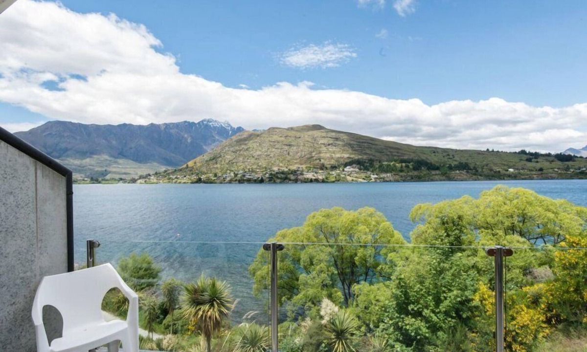 Queenstown Apartment | 3 LEVEL LAKESIDE LUXURY WITH MAGNIFICENT LAKE & MOUNTAIN VIEWS POTENTIAL CARHIRE