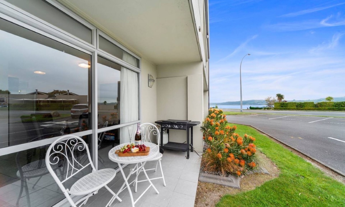 Two Mile Bay House | 300 Lake Terrace