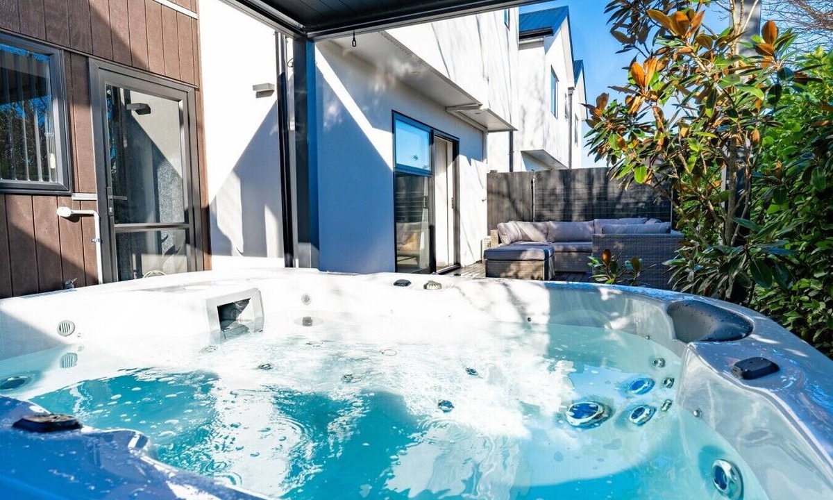 Addington House | 3BR Addington Home, Garage, Nr Wolfbrook Arena