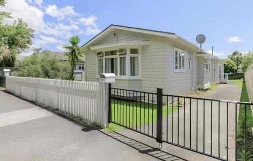 Point Chevalier House | 4 beds and 1 sofa bed in 1 bedroorm and 1 lounge