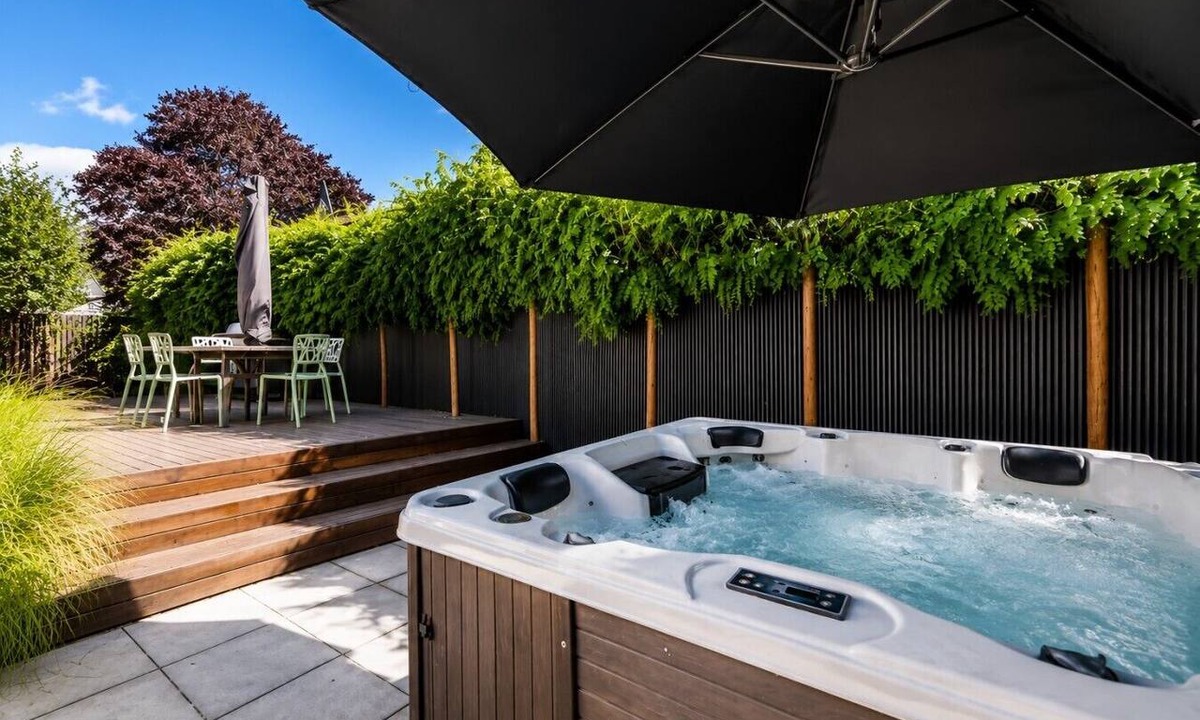 Somerfield House | 4BR Family Home | Hot Tub, Parking + Pet Friendly