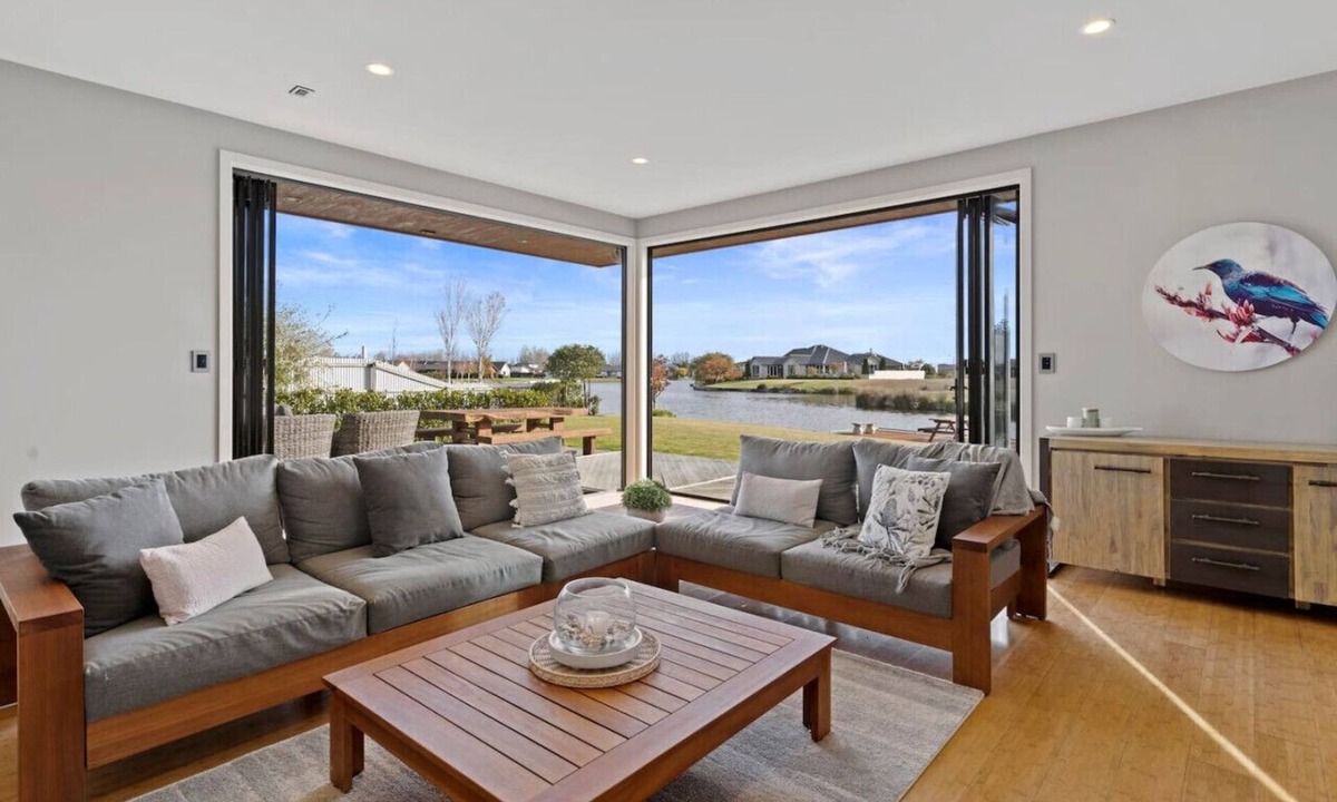 Huntingdon House | 6BR Relax at Lake Hood Luxury Canal Home with Jetty