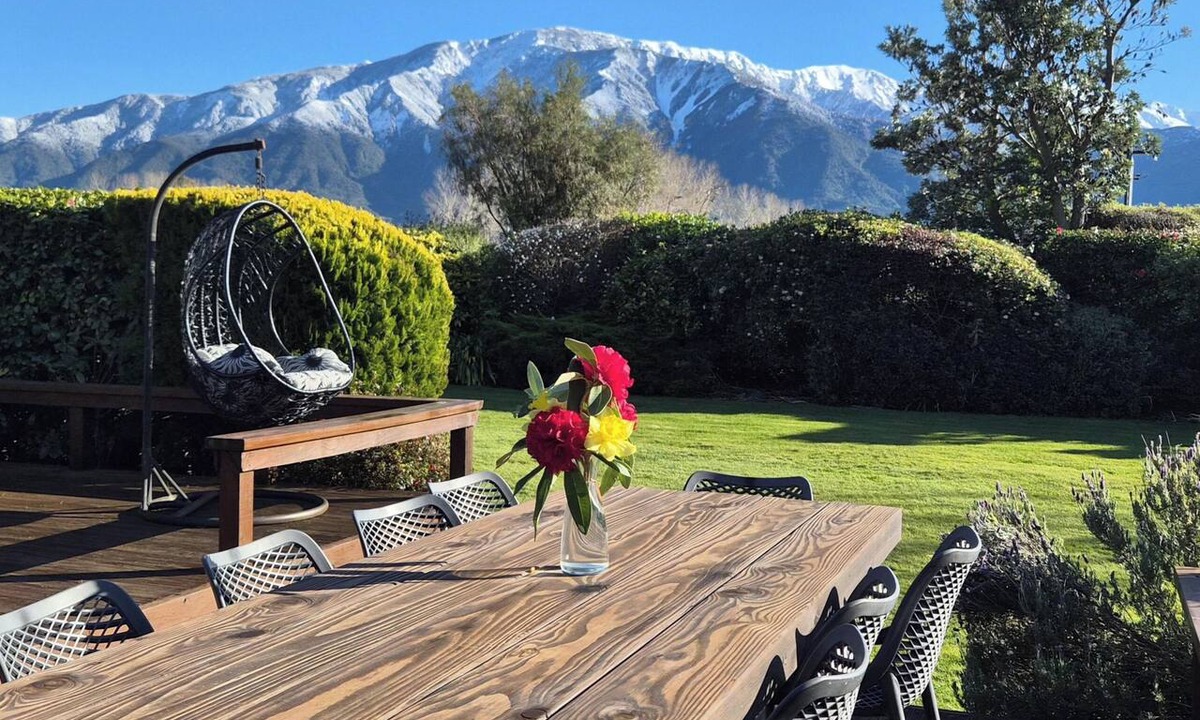Kaikoura Bed & Breakfast | 8 bedrooms, 6 bathrooms, Sleeps 19: Sauna, 2 Hot Tubs, Stunning Mountain Views,