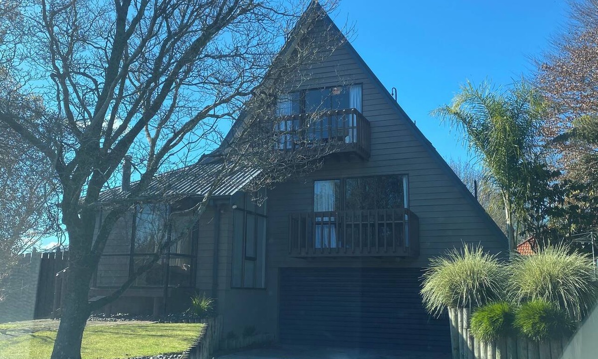 Leamington House | A-frame with pool