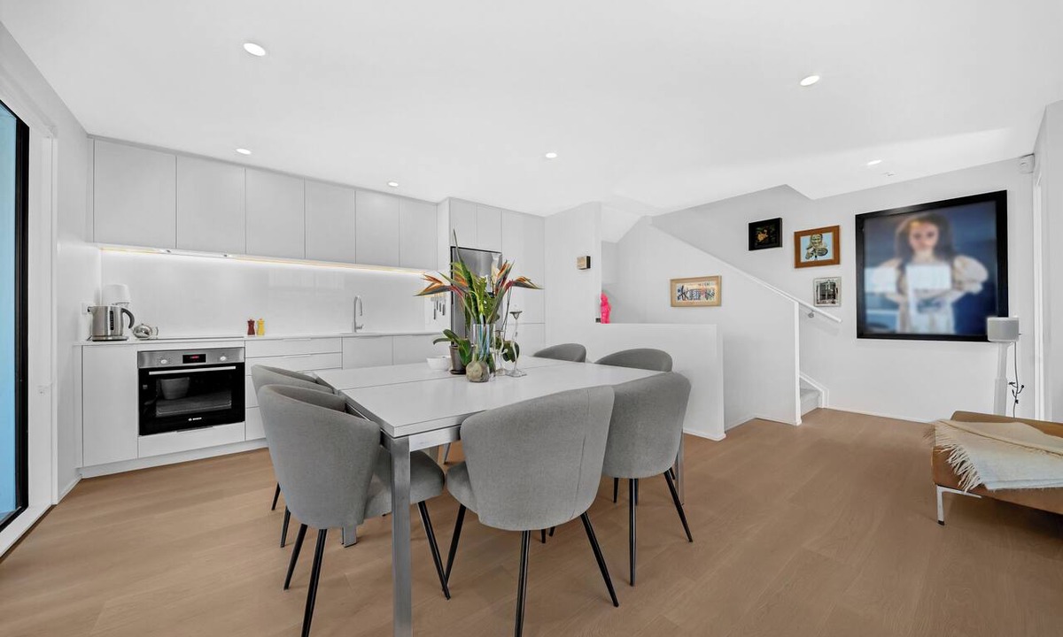 Ponsonby House | A light-filled Ponsonby townhouse. Open-plan living opens to a sheltered balcony, with a restful queen bedroom and a separate TV lounge to retreat to. Step outside and you're spoilt for choice: Ponsonby Road's cafés, shops and restaurants.