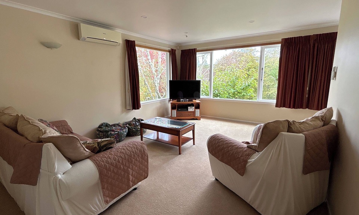 Titirangi House | A peaceful, retreat-like space with modern, spacious facilities.