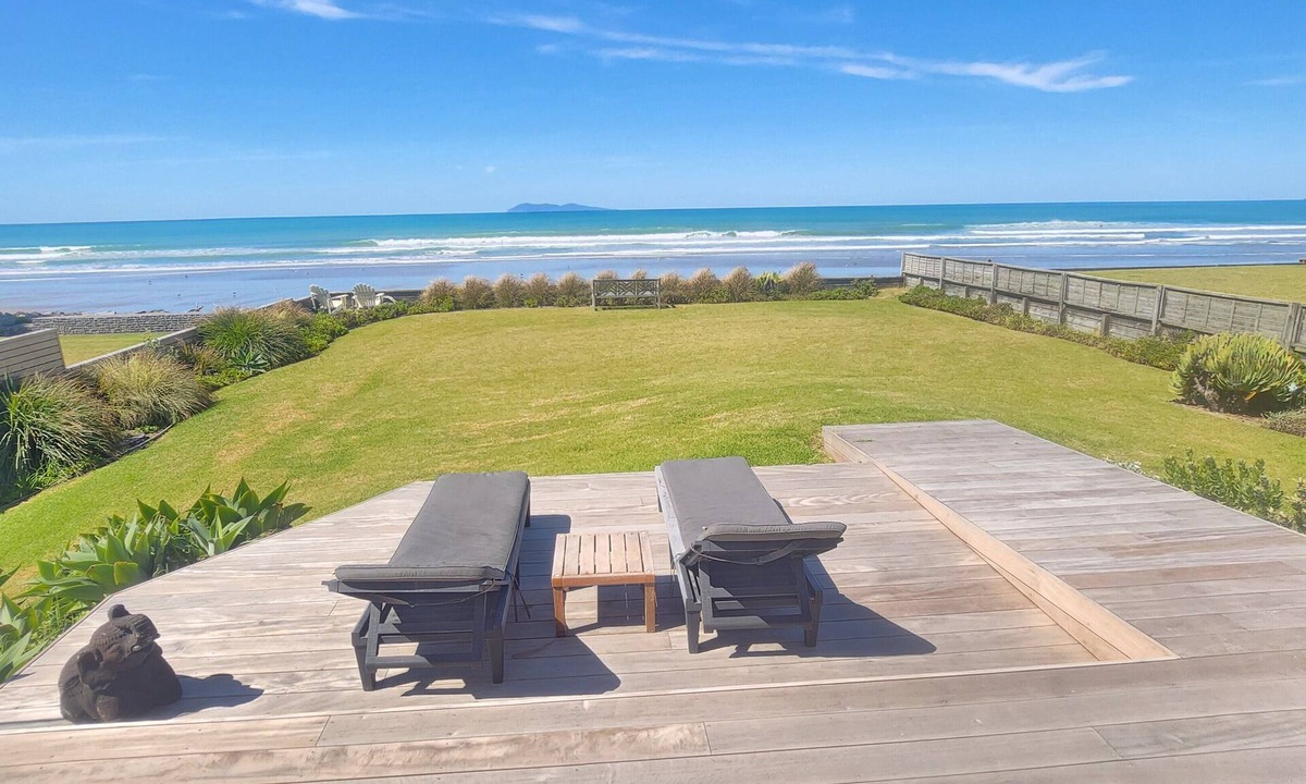 Waihi Beach Apartment | Absolute beach front comfort and luxury.