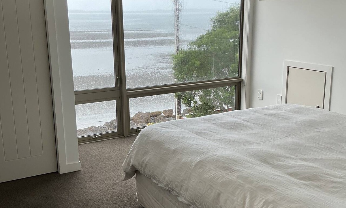 Waiwera Apartment | Absolute beachfront in Waiwera