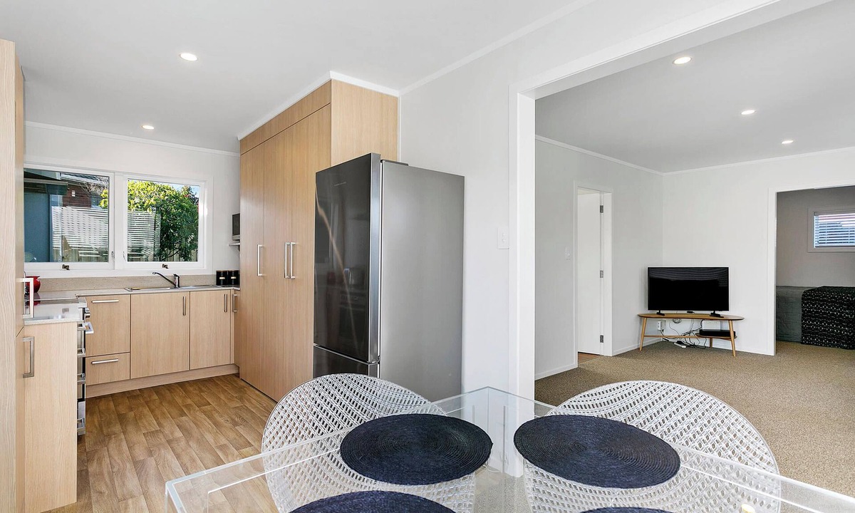 Taupo House | Across the Lake - Walk to Town