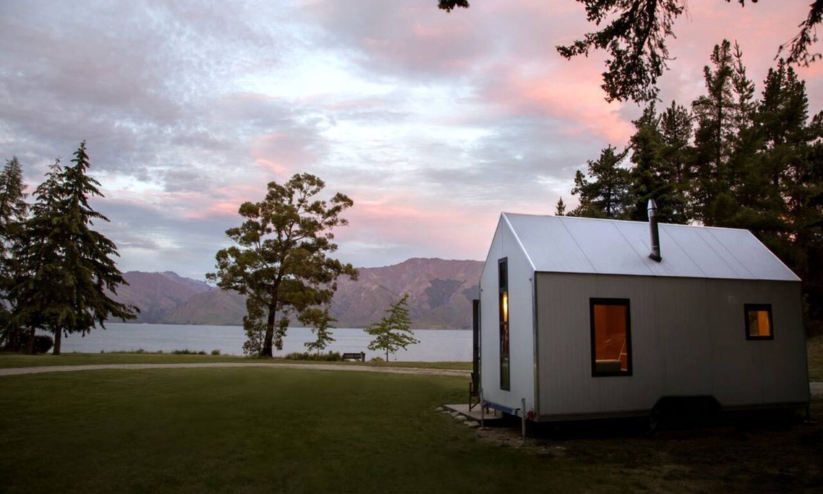 Lake Hawea Cabin | Adorable Lake Hawea Accommodation for Lakefront Tiny House Glamping in New Zealand