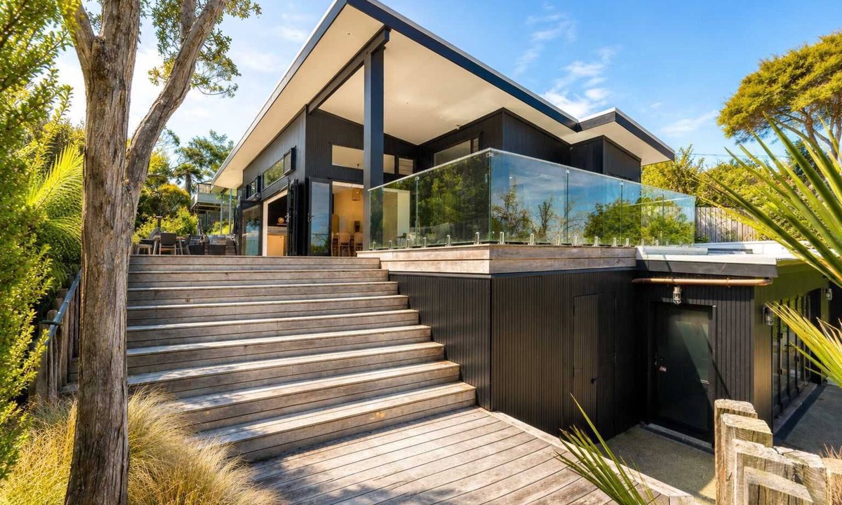 Oneroa House | Afio Mai - Walk to Little Oneroa Beach