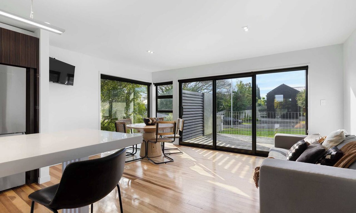 Te Rapa House | All Black # 10 | Luxury 5-bedroom, Sleeps 10