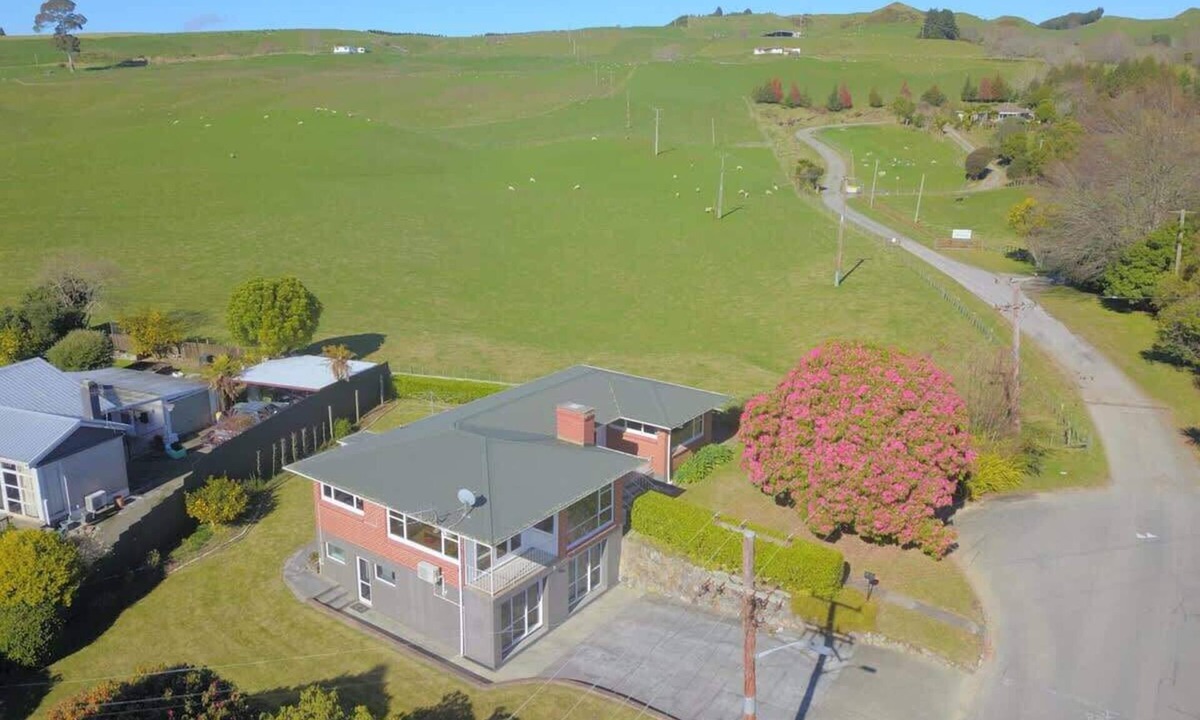 Springfield House | All Seasons Escape - Hilltop, Sleeps 10, Bikes