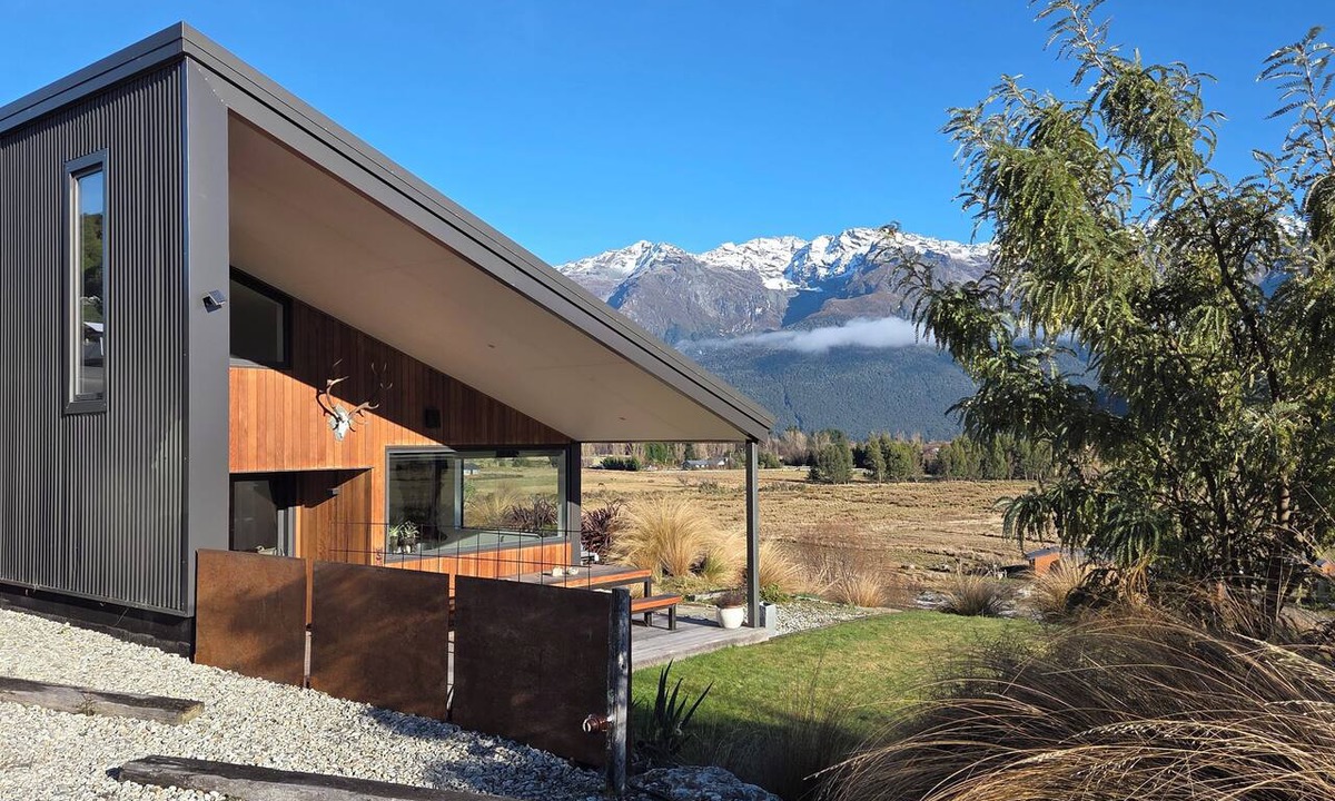 Glenorchy House | Alpine Home Escape | Hot Tub & Mountain Views | Glenorchy