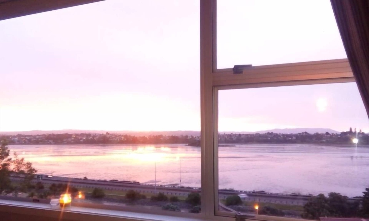 Tauranga Apartment | Amazing seaviews! 1 min walk to town and waterfront.