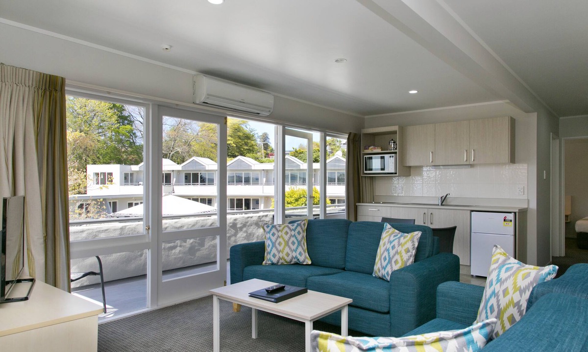 Two Mile Bay Hotel | Anchorage Resort Taupo