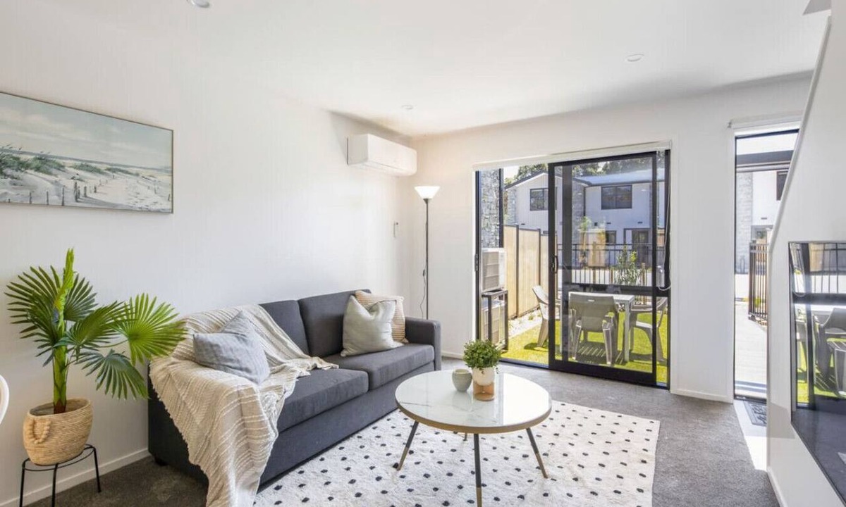 Lower Hutt House | Ariki Vista: Chic Retreat in Low