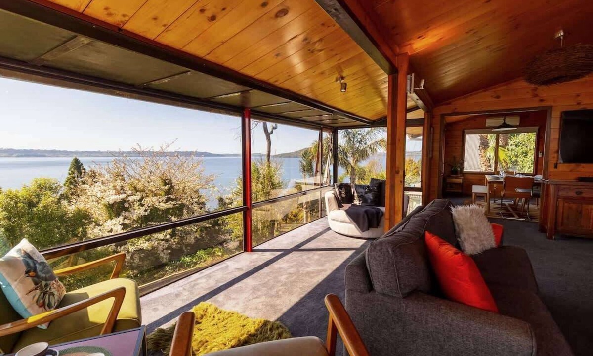 Kawaha Point House | Aroha - Lake Views, Spa Pool & Annexe, Sleeps 12