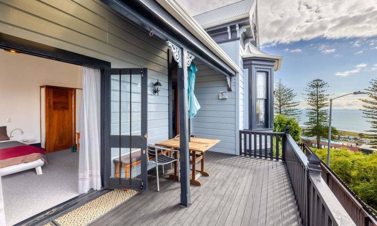 Bluff Hill House | Art Deco Seaview Retreat