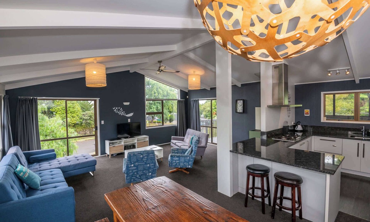 Lynmore House | As You Do - Spa Pool, Walk to Redwoods, Pets OK