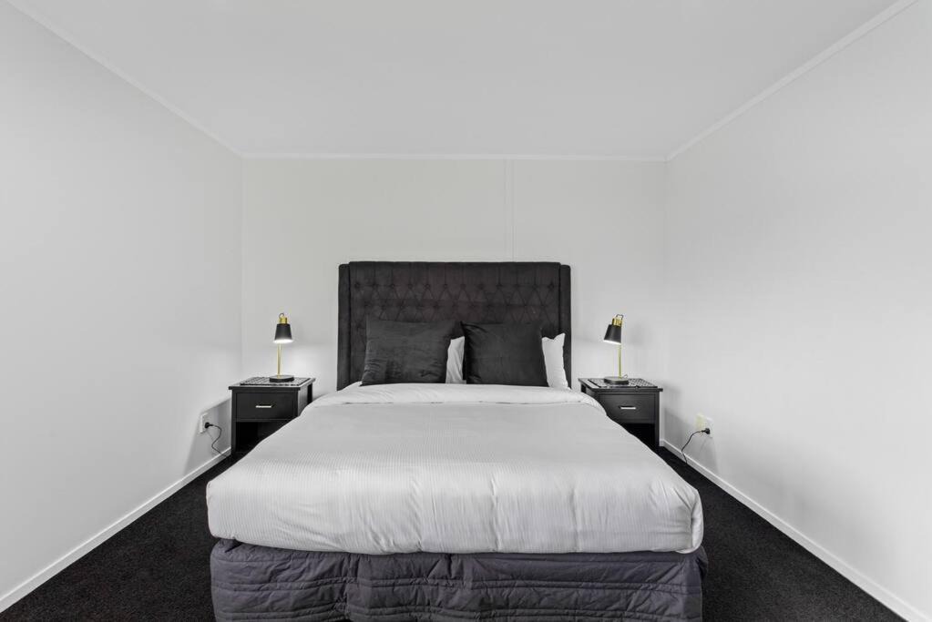 Manukau City Apartment | Awesome Designer 3BR Apt in the Heart of Manukau