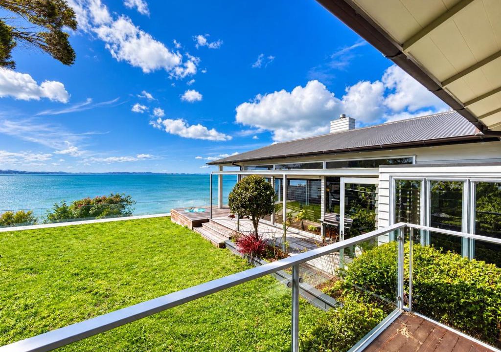 Bucklands Beach Villa | Azure Cliff Villa