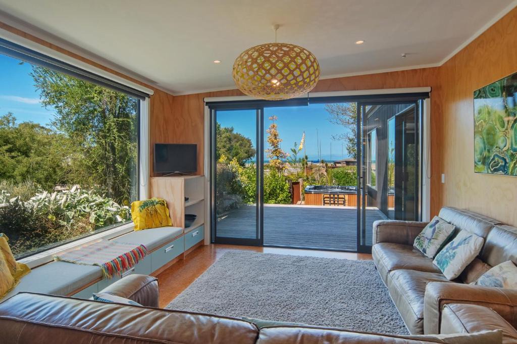 Marahau House | Bach7 by the Sea - Spa Pool, Views, Walk to Beach!