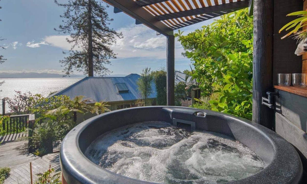 Atawhai House | Bangalow Bach - Views, Hot Tub, Sauna & Cold Plunge