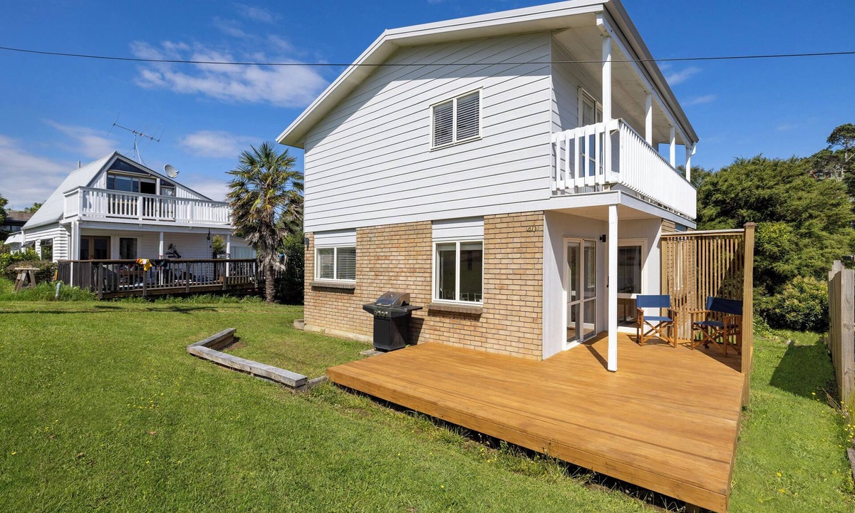Raglan House | Barefoot at the Bay - Raglan Holiday Home