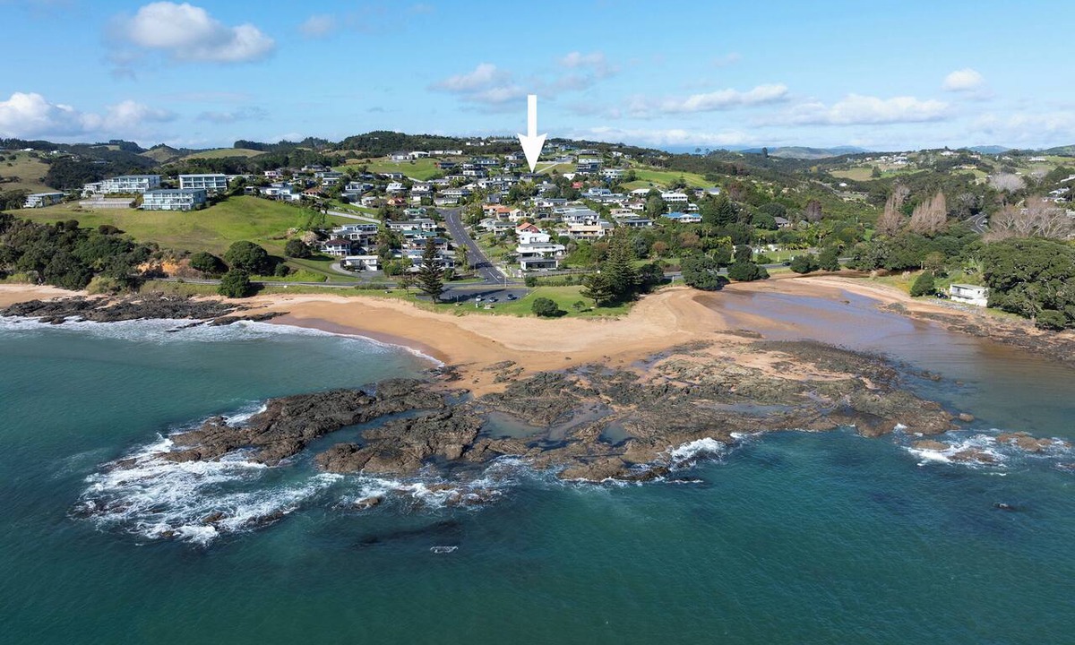 Cable Bay House | Bay View Escape - Cable bay Holiday Home