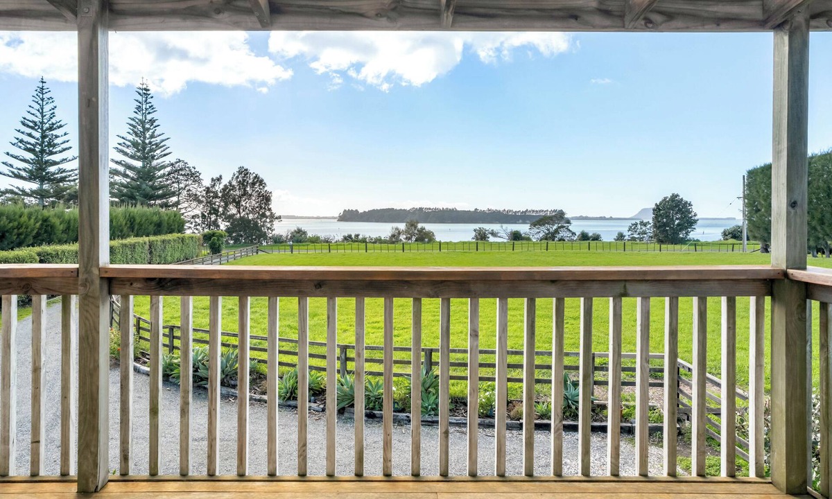 Whakamarama House | Bayview Cottage - Whakamarama Holiday Home