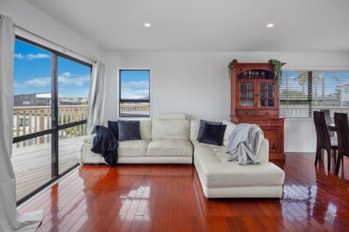 One Tree Point House | Beach escape! Hot tub, games room, pet friendly