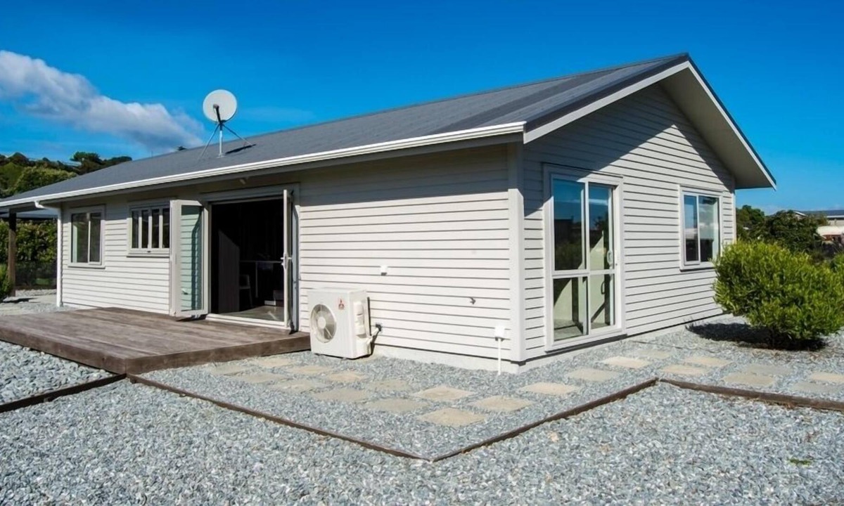 Hokitika House | Beach & Glow Worm Getaway - 2 minutes walk to beach and glow worms
