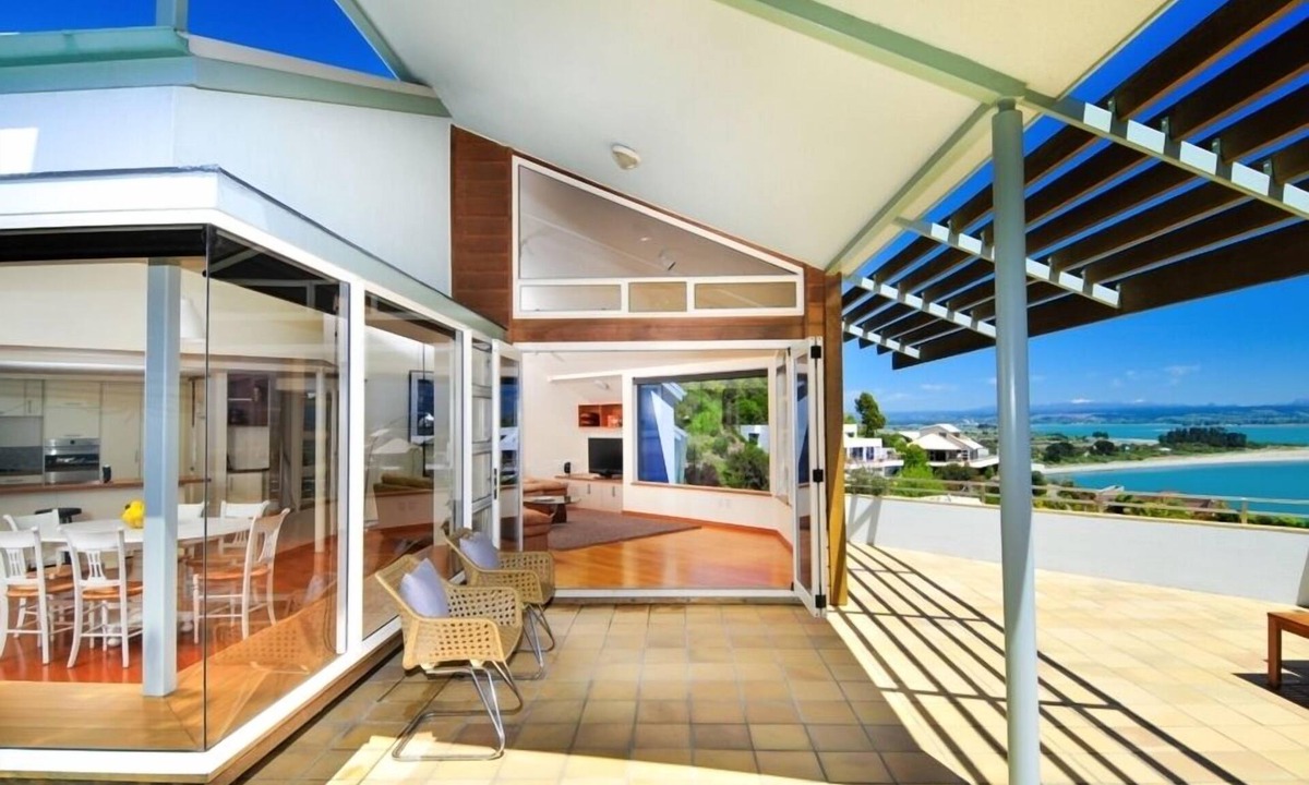 Britannia Heights House | Beach Views - Architectural, Sea Views, Location!
