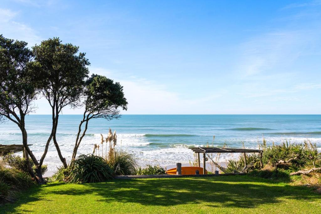 Wainui House | Beachfront Kiwi bach with direct beach access