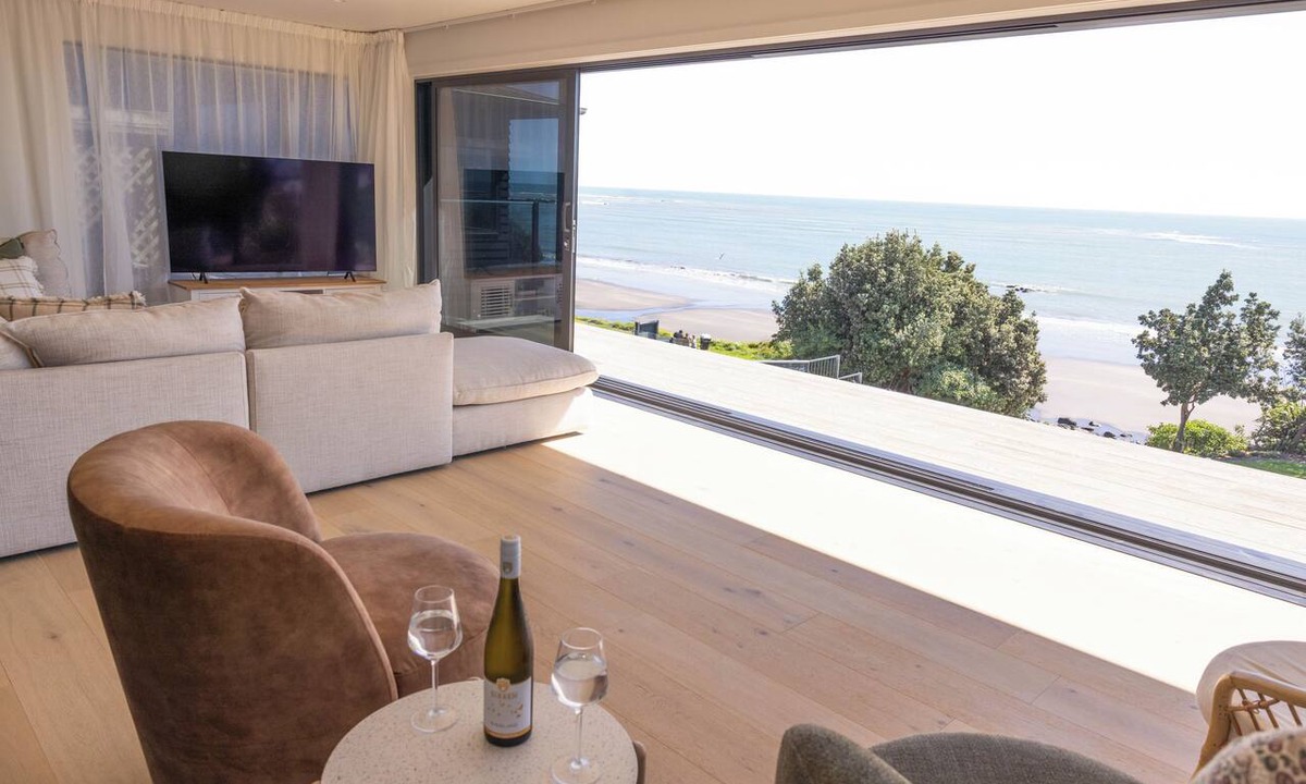 Bell Block House | Beachfront Luxury Retreat & Sauna with Sea Views