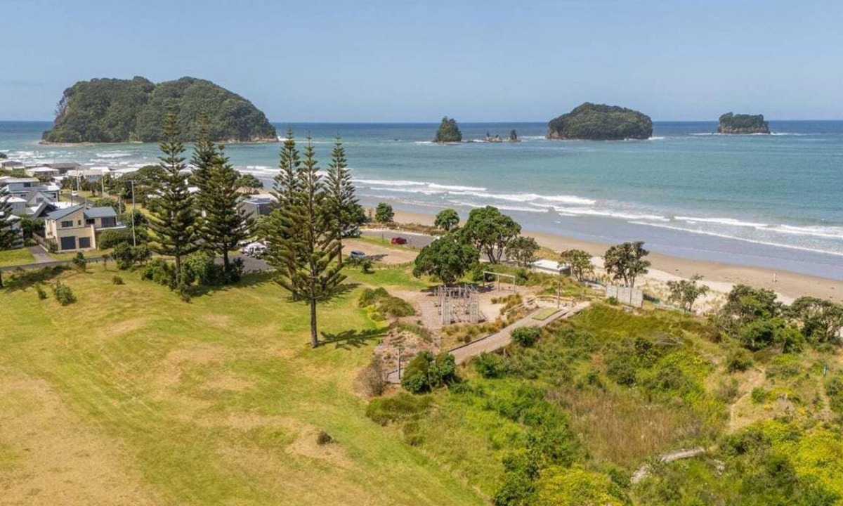 Whangamata House | Beachside on Hinemoa