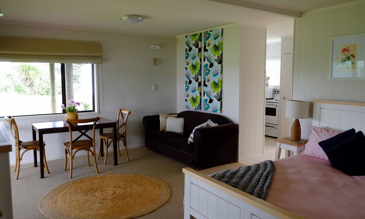 Whiritoa Apartment | Beachside Studio with Sea Glimpses - steps to the beach