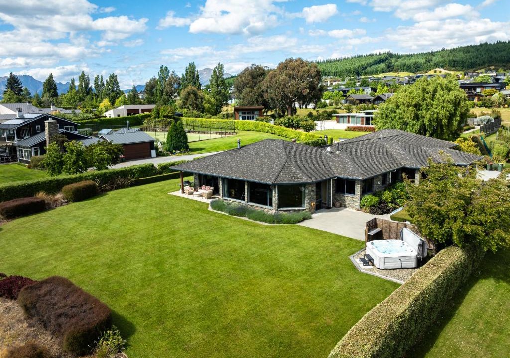 Wanaka Villa | Beacon Point Lakeview Escape - Spacious - Stylish