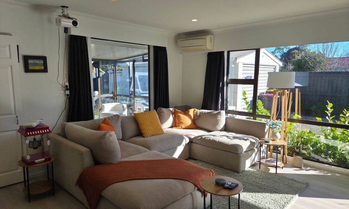 Avonhead House | Beautiful Home w/Parking | Easy Airport Access