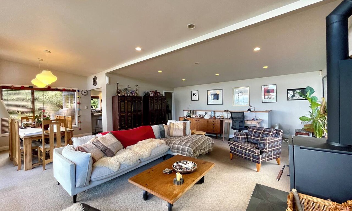 Titirangi Apartment | Beautiful Titirangi Bush & Sea View Santuary with large entertainers deck.