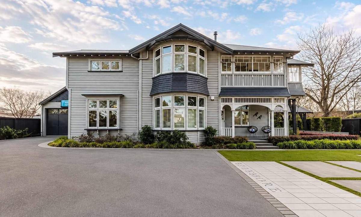 Riccarton Villa | Bel Air Mansion | 6BR | Sleeps 12 | Near CBD
