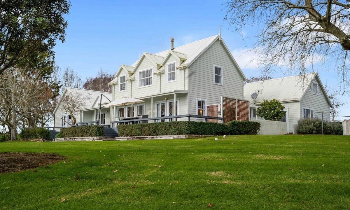 Karaka House | Bergenhus Oasis | Trampoline, Playhouse & BBQ
